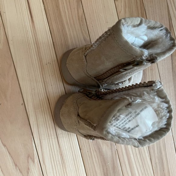 Tan Girls Fuzzy Boots Toddler Size 7 - Picture 3 of 4